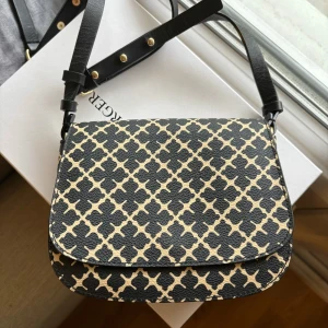 By Malene Birger crossbody, axelremväska  - Använd få gånger, i mycket bra skick. Väskan har inga slitage, defekt och fläckar, handtag är mycket skick (se bilder 8,9 & 10)                     Slutsåld modell. Hör av vid fler frågor och bilder. Kan även mötas upp i Stockholm