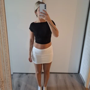 Vit kortkjol - Säljer en vit, tight kortkjol helt ny