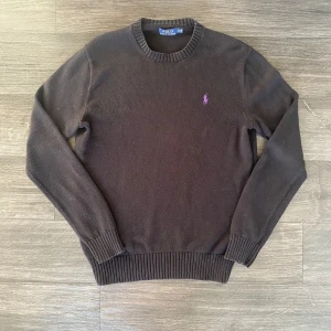 Svart stickad tröja från Polo Ralph Lauren - Klassisk svart stickad tröja från Polo Ralph Lauren. Fint skick inga tecken på användning. Storlek s men borde också passa om man har m (passade mig och jag brukar ha m) Det är bara att skriva vid funderingar kring plagget mvh FABIANFASHION 
