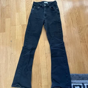 Svarta bootcut jeans från Ginatricot - Säljer ett par svarta bootcut jeans från Ginatricot. Jeansen har en snygg utsvängd passform. Storlek 34, passar bra i längden för mig som är 163cm. 🌸💘
