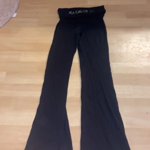Yoga pants - Yoga pants med fint tryck i bak!💕 använt få tal gånger och är väldigt sköna