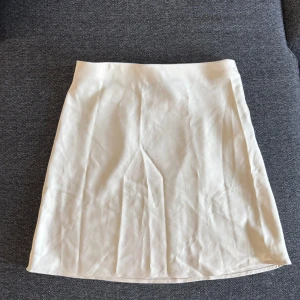 Vit kjol från BikBok - Säljer en beige kjol från BikBok i storlek S. Då jag inte använder den, skriv för fler frågor.🤍