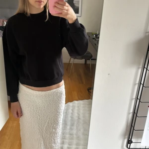 Svart sweatshirt från Gina Tricot - En svart, enkel sweatshirt från Gina Tricot i storlek XS. Tröjan har rund halsringning, långa ärmar och är tillverkad i mjukt material. Perfekt för en avslappnad och stilren look.