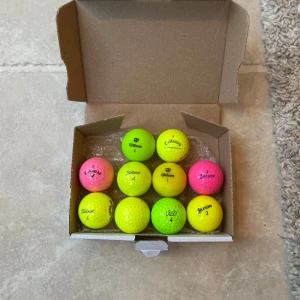 Färgade bollar - Vi på Golfzone säljer just nu ett paket med färgade bollar i A/b klass skick! Paketet innehåller bollar som Titleist PRO V1, Titleist PRO V1X, Callaway chrome soft och Vice pro plus! Endast 200kr! Hör av er vid frågor!👍🏌️