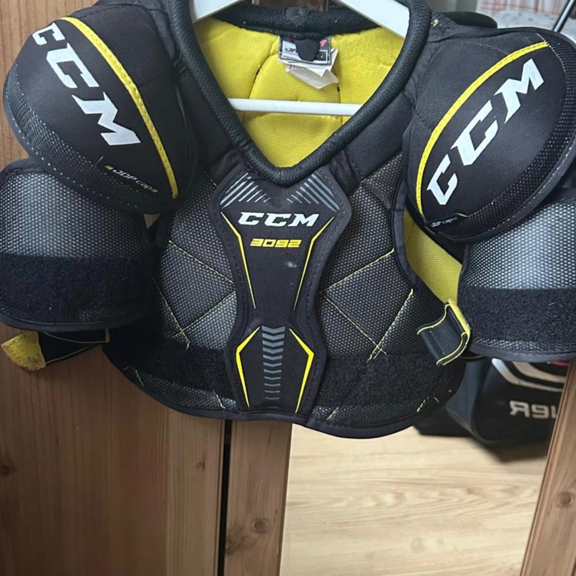 CCM Tacks 3092 axelskydd junior