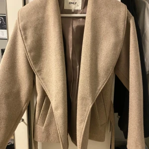 Beige kappa från ONLY - Super fin och populär kappa från only 
