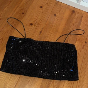 Topp - Glittertopp från Gina! Mkt fint skick. Pris diskuterbart 💞