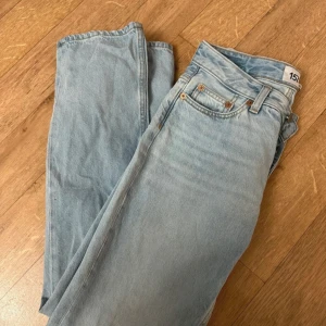 Lågmidjade jeansbyxor i straight modell - Säljer ett par ljusblå lågmidjade jeansbyxor från 157 i straight passform. Säljer då dom är för små. 