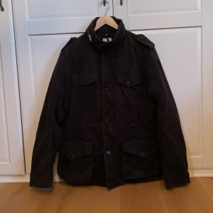 Diesel höst, vår jacka - Svart diesel jacka köpt några år sedan men har knappt använts. Storlek Xl men passar mig som bär L och ibland M. 