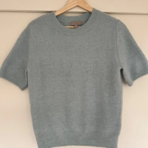 stickad t-shirt - Ljusblå stickad t-shirt i använt men bra skick💕används ej längre så därför jag säljer🤗