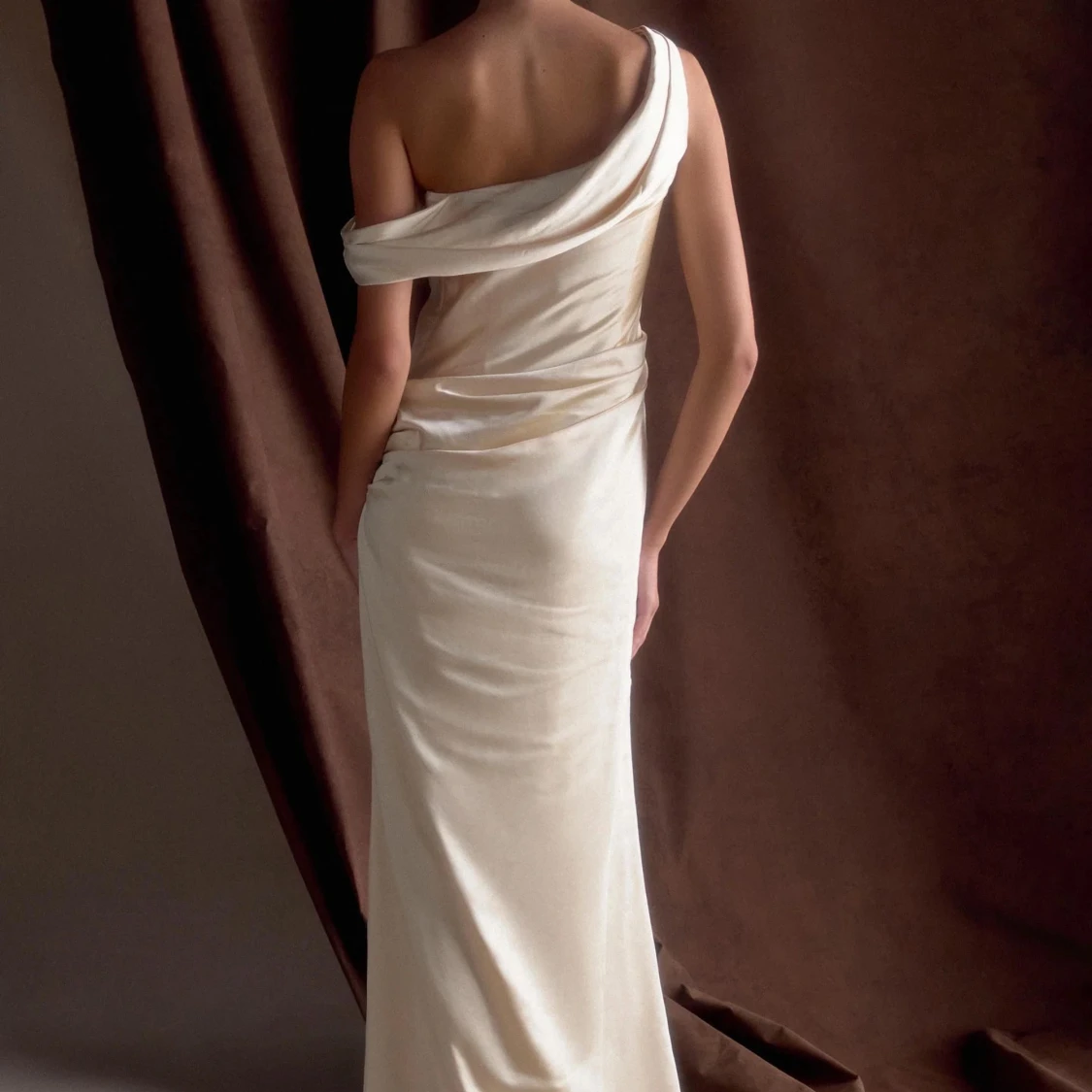 Champagnefärgad långklänning med oneshoulder - 1