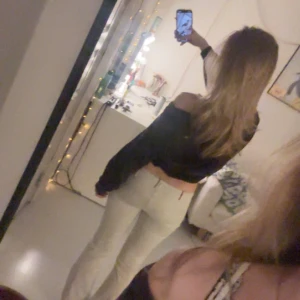 Zip hoodie - Säljer denna supersöta zip hoodie från bikbok. Passar perfekt för en kyrklig sommarkväll eller mysig hemma kväll. Hör av er vid frågor eller funderingar.