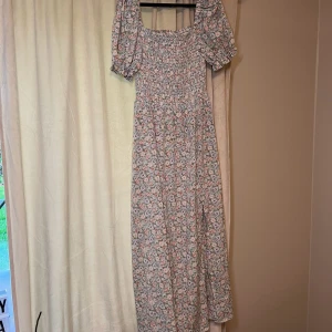 Blommig klänning  - Blommig söt klänning med slits, använd fåtal gånger. Strl L