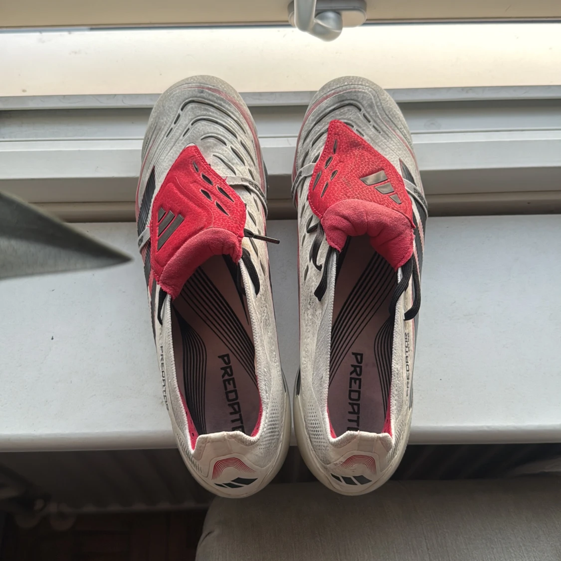 Adidas Predator fotbollsskor i vitt och rött med tunga  - 3