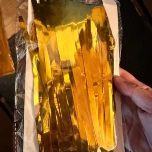 Dörrdraperi girlang festdekoration draperi  - Sätt guldkant på festen och låt dina gäster göra en strålande entré genom ett silverglittrande draperi när de kommer till kalaset. Det här härliga draperiet hänger du enkelt upp i en dörröppning. Vilken start på ett kul kalas! Perfekt till bröllop, födelsedagsfester, maskerader och nyårspartyn. En annan idé är att hänga upp draperiet på väggen, till exempel bakom presentbordet, dessertbordet eller vid dansgolvet. Cirka 1 m bred och 2 m lång 🎉 