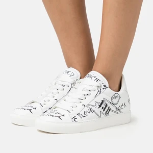 Zadig Voltaire skor - Säljer nu mina vita Zadig Voltaire skor! Har haft dem ungefär ett år. Dem är använda och har tecken av användning! Tänker att jag lägger och och ser om någon verkar intresserad, och därefter skickar egna bilder. Skorna tvättas såklart innan dem postas! Skorna är i storlek 36! Hör av dig om du är intresserad!