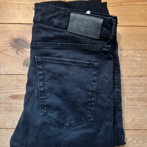 Jack&Jones jeans  - Riktig Feta Jack&Jones jeans i 9/10 skick🔥riktigt feta till sommaren 🤩 kom dm vid minsta fundering 🙏🤩