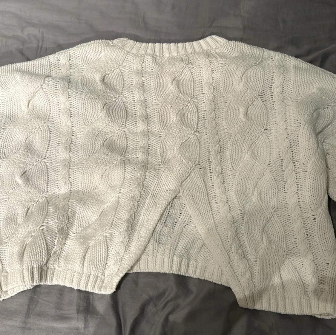 Vit croppad stickad tröja från BikBok - 1