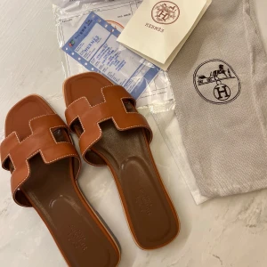 Bruna tofflor - Säljer dessa superfina bruna tofflor!! Aldrig använda och köpta för 524kr🤎🤎 säljer då de är för stora tyvärr men de är normala i storlek!! 🤎🤎