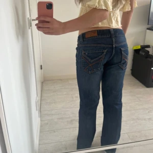 Lågmidjade bootcut jeans - Midjemått 37 Innerbenslängd 72