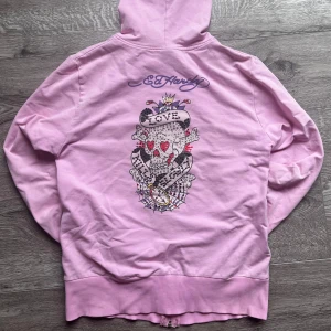 ed-hardy hoodie - köpt secoundhand, använd fåtal gånger. några missfärgningar vid ärmarna, men annars bra skick!