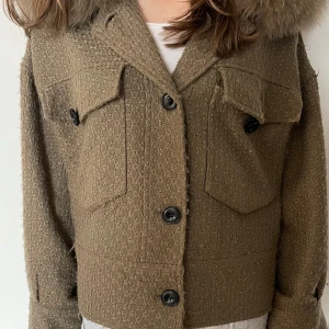 Khaki jacka med pälskrage från Meotine - Säljer en  jacka från Meotine med fin äkta pälskrage. Materialet är jättefint. Perfekt för höst och vår. Rensar garderoben men detta har varit en favorit! Knappen (se bild 5) på ärmen är tyvärr av men kan ersättas enkelt. Säljer därför lite billigare 💕.  Denna färg och modellen är och har varit utsåld! Väldigt efterfrågad. XS men passar även S och en liten M. 