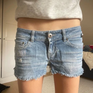Lågmidjade shorts  - Midjemåttet tvärs över ca 42cm men passar mig som har höftomkrets ca 85-86cm