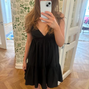 Svart klänning från Zara  - Säljer en svart kortklänning med smala axelband och v-ringning använt få gånger!💕💕