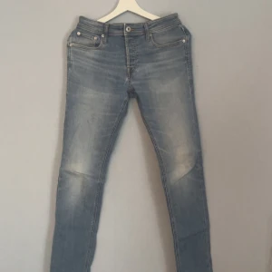 Ljusblå jeans från jack & jones loose passform - stl S-M