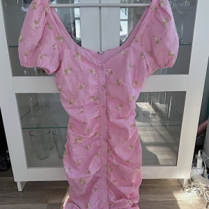 Rosa blommig finklänning  - Använd en gång så i nyskick. Nypris 499kr. FÖRST TILL KVARN!