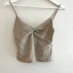 Beige linnetopp från Zara - En beige linnetopp från Zara. Knappt använd men har någon knappt synlig missfärgning (bild 3) absolut inget man tänker på🤍Stl S men passar även XS