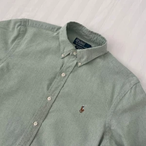 Ralph Lauren Skjorta - Riktigt fet Ralph Lauren skjorta som är perfekt för de kommande sommarkvällarna✨Skick: Bra, liten slitning på vänster sida fram som man knappt märker✨Storlek: S✨ Färg: Mint✨ För fler bilder eller vid frågor är det bara att slå en pling😁