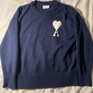 Blå stickad tröja från Ami Paris - Bra skick, storlek S (passar mellan 167-175). Hör av dig vid funderingar