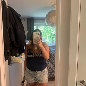 Jeansshorts Zara  - Superfina jeansshorts ifrån Zara, de har på båda sidorna gått upp lite i sömnen (se bild) inget som gör att man inte kan använda de men går säkert fixa med symaskin enkelt💕