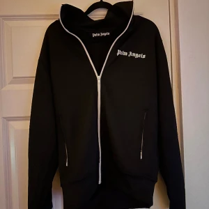 Palm angels  - Palm angels tracktop, qr koden går o skanna och endast använd två gånger! Tracktopen är i storlek M.
