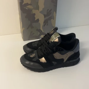 Valentino rockrunners - Hej säljer nu mina valentino rockrunner skor. Skora är i ett fint sick inga defekter. Har box samt andra saker som kommer med i boxen.                     Skorna är i storlek 42 men passar även upp till 43. Hör av er om ni har några frågor🙌