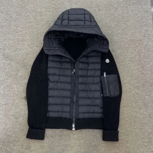Moncler cardigan - Säljer en svart Moncler-jacka med quiltad front och huva. Ärmarna är stickade och har ribbade muddar. Jackan har dragkedja och en ficka med Moncler-logga på ärmen. Perfekt för dig som vill ha en snygg och sportig look.