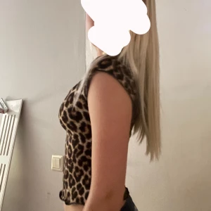 glamour topp - Säljer en topp med leopardmönster och spetsdetalj vid axeln. Helt ny endast provad! den är i strl xs!