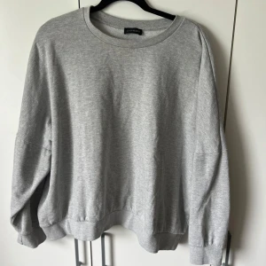 Grå sweatshirt från Even & Odd - Säljer en enkel och stilren grå sweatshirt från Even & Odd. Tröjan har rund halsringning och långa ärmar med en loose passform.