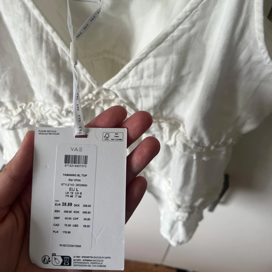 Vit volangprydd linnetopp från YAS - 2