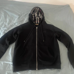 Svart hoodiejacka från Burberry - Passar small/medium.                                                             Byter också gärna 