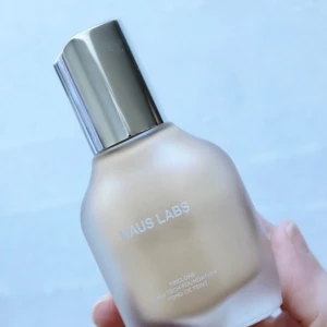 Haus labs foundation - Säljer Haus Labs foundation i färgen 015. En av de finaste foundations jag vet om och har bra kvalitet. Bara provat en gång 