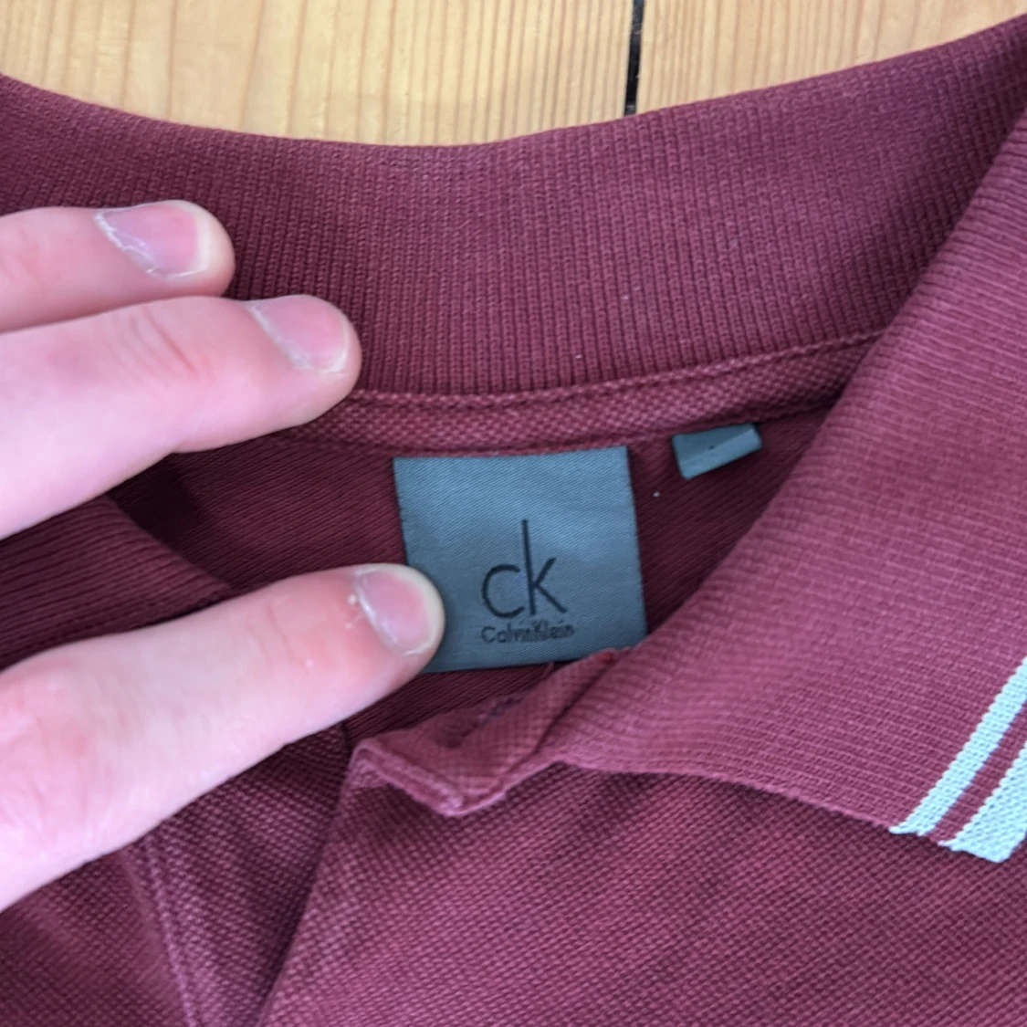 Vinröd pikétröja från Calvin Klein - 2