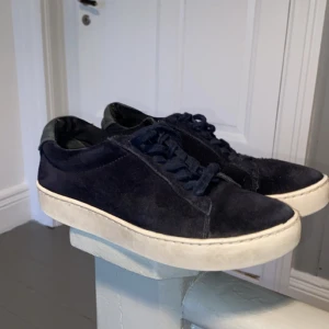 Mörkblå sneakers från Vagabond - Snygga mörkblå sneakers från Vagabond i mocka med vit sula. Skorna har snörning och en klassisk design som passar perfekt till vardags. Skriv om du har några funderingar 