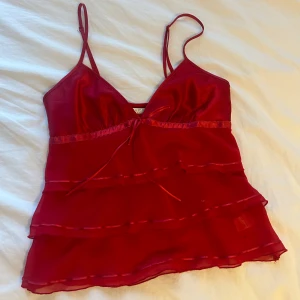 Röd/rosa vintage volangig linnetopp - Vill verkligen inte sälja toppen men den är tyvärr för liten för mig. Rare la senza topp men otroligt skön tyg❤️storlek s och är i jätte fint skick!! Använd köp nu funktionen❤️