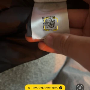 Svart pufferjacka från Moncler - ⚠️Säljer en cardigan jacka från Moncler skriv pris tar även imot bytten!