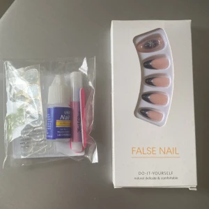 Lösnaglar kit - Jättefina lösnaglar som är mörkblåa french tips. Vet inte exakt hur många som är i men det är många olika varianter och storlekar! Man får med ett litet kit med två st nagellim, 2 st nagelfilar och klistermärken som är till att sätta fast naglarna om du inte vill använda limmet! Helt oanvänt😍