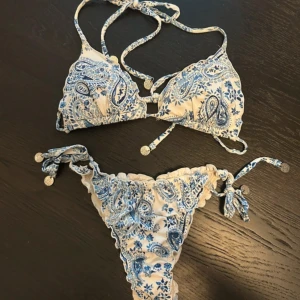 Blåvit bikini från H&M - Säljer en söt bikini från hm i storlek 32/xs❤️