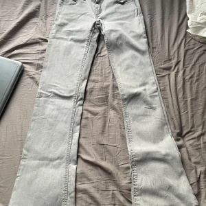 Ljusgråa lågmidjade jeans från Gina som inte säljs längre  - Säljer ett par ljusgråa lågmidjade jeans från Gina Tricot som inte säljs längre i storlek 146. De är för små för mig så därför säljer jag dem. Ordpris. 299kr nypris 150kr💕