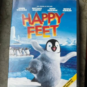 Happy feet - Barnfilmen Happy feet på dvd, har självklart kollat igenom hela filmen nyligen och inga problem med uppspelningen och inte en repa på skivan! Men då jag kollar på en äldre dator så i menyn kan jag inte ändra från engelskt tal till svenskt, det är troligtvis min dator som inte hänger med☺️